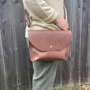 Chocolate Brown Leather Crossbody/ Leather Everyday Shoulder Bag/ Women&#39;s Brown Crossbody Purse / Dark Brown Leather Handmade Handbag