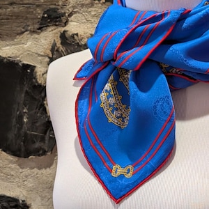 Foulard CARTIER vintage en soie italienne tissée de luxe avec motif de bijoux de la Belle Époque en bleu ciel et rouge Beau foulard pour femme