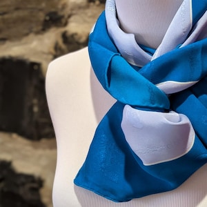 Foulard vintage CARTIER en soie italienne tissée fine, brocart en crêpe de Chine de la Belle Époque de couleur bleu argenté et étiquette d'origine