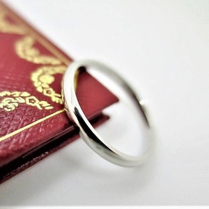 Alliance CARTIER en platine de taille 5,5, l'alliance 1895 de 2,5 mm de large est livrée avec un certificat d'authenticité de la boutique et une pochette pour bague rouge