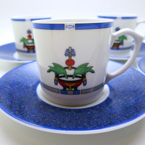 Ensemble de 4 tasses et soucoupes CARTIER taille espresso, bleu lapis, motif en porcelaine de La Maison Venitienne avec boîte rouge d'origine, vers 1989