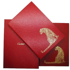 Lot de 2 journaux intimes CARTIER à couverture rigide en rouge avec des panthères dorées, livré avec un certificat d'authenticité et une boîte de présentation rouge