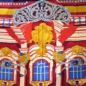 Pañuelo CARTIER Vintage en fina seda italiana de color rojo La Belle Époque motivo de Huevo Romanov + Diadema Belga incluye Caja Original + Certificado