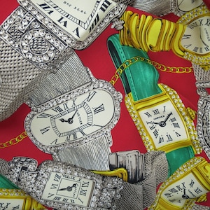 Foulard vintage CARTIER en sergé de soie italienne au tissage fin avec le design élégant de la montre Le Temps Precious en rouge