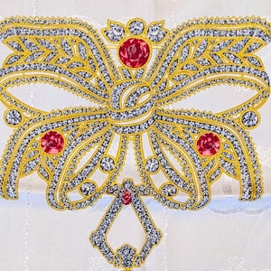 Foulard CARTIER vintage pour femme en brocart de soie italien avec motif La Belle Époque en blanc perle et rouge rubis
