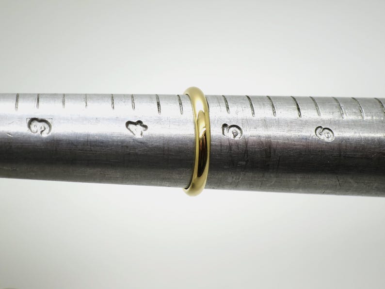 CARTIER 1895 WEDDING RING Size 48 (4.5 to 4.75US) 18kt Yellow Gold Band 2.5mm wide Cartier model CRB4002300 with Certificate of Authenticity