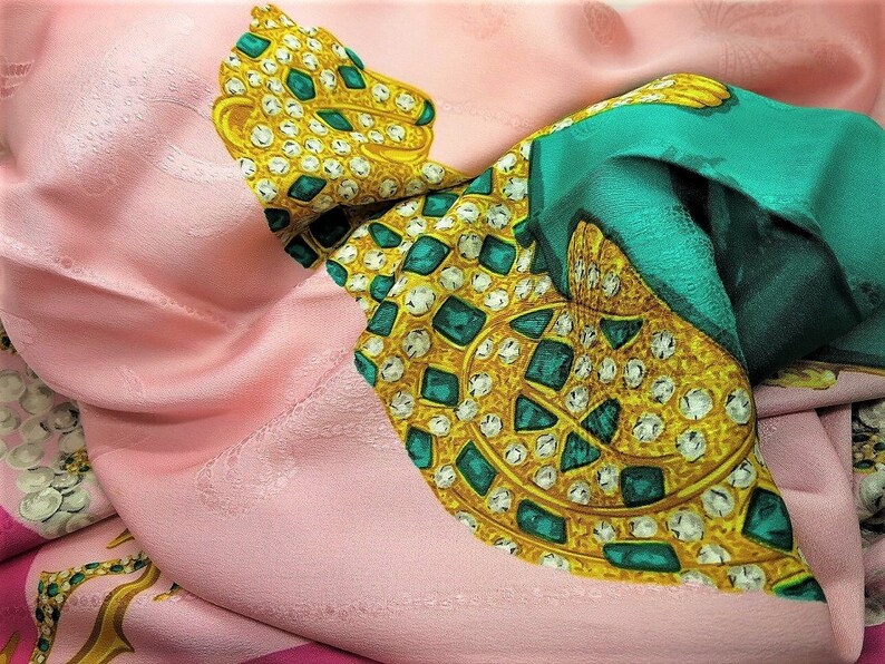 CARTIER SCARF, "Panthere Royale" Motif, 100% Silk, Made in Italy, Includes Tag, Box & Booklet, Foulard Soie, Vintage Scarf, Luxury Scarves imagen 2