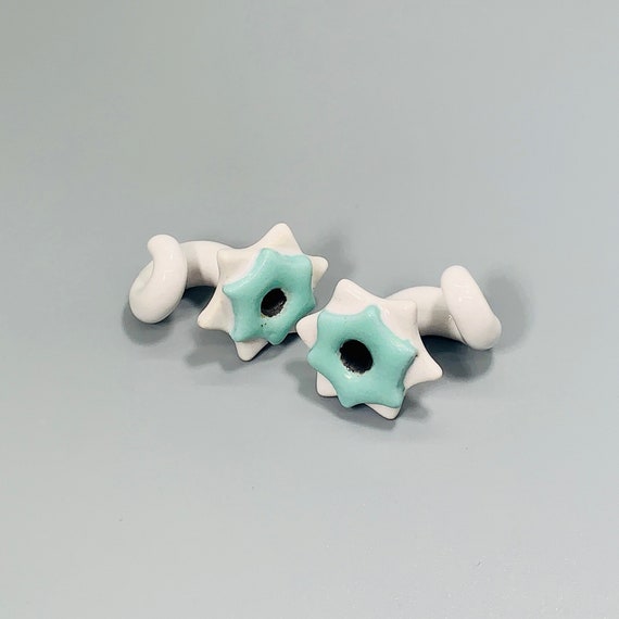 0 Gauge Ceramic Ear Taper. 8mm White and Blue Flower