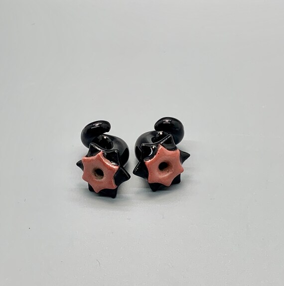 00 Gauge Ceramic Ear Taper. 10mm Black and Red Flower