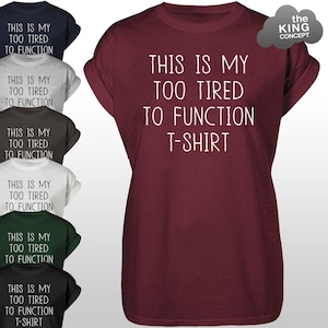 Könnte beinhalten: Ein maroonfarbenes T-Shirt mit weißem Text, der "This is my too tired to function t-shirt" lautet.
