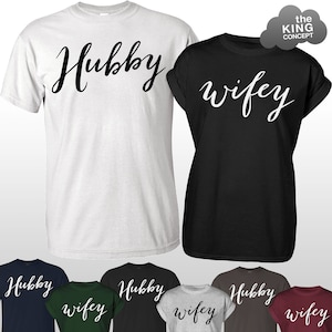 Może przedstawiać: Dwie koszulki z napisami "Hubby" i "Wifey" w ozdobnym, pochylonym kroju pisma. Koszulki są w r&oacute;żnych kolorach, w tym białym, czarnym, zielonym, szarym, brązowym i bordowym.