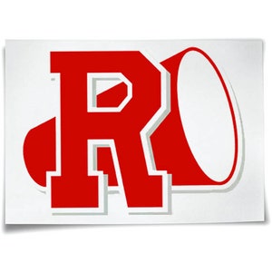 Pode incluir: Um autocolante retangular com a letra "R" vermelha, um contorno branco e uma forma de megafone vermelho. O autocolante tem uma ligeira sombra, sugerindo que está a descolar-se da superfície.