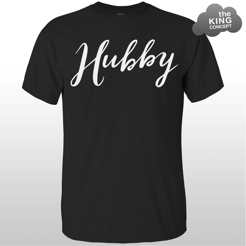 Może przedstawiać: Czarny T-shirt z napisem "Hubby" napisanym białym, ozdobnym pismem.