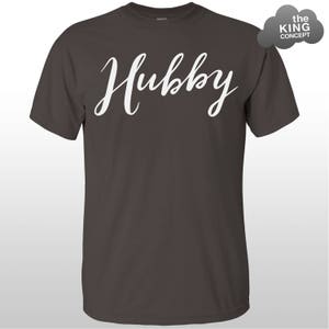 Może przedstawiać: Szary t-shirt z napisem "Hubby" nadrukowanym na przodzie w kolorze białym.