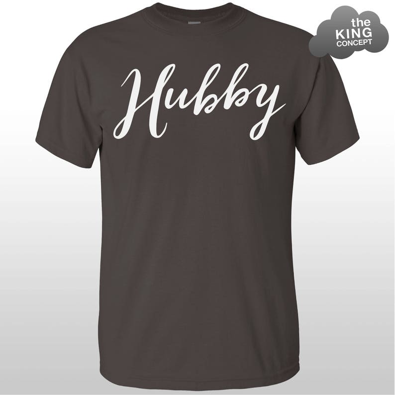Może przedstawiać: Szary t-shirt z napisem "Hubby" nadrukowanym na przodzie w kolorze białym.