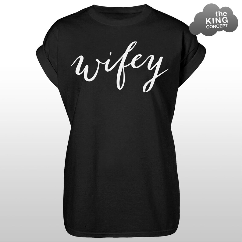 Może przedstawiać: Czarny T-shirt z napisem "wifey" napisanym białym pismem odręcznym.