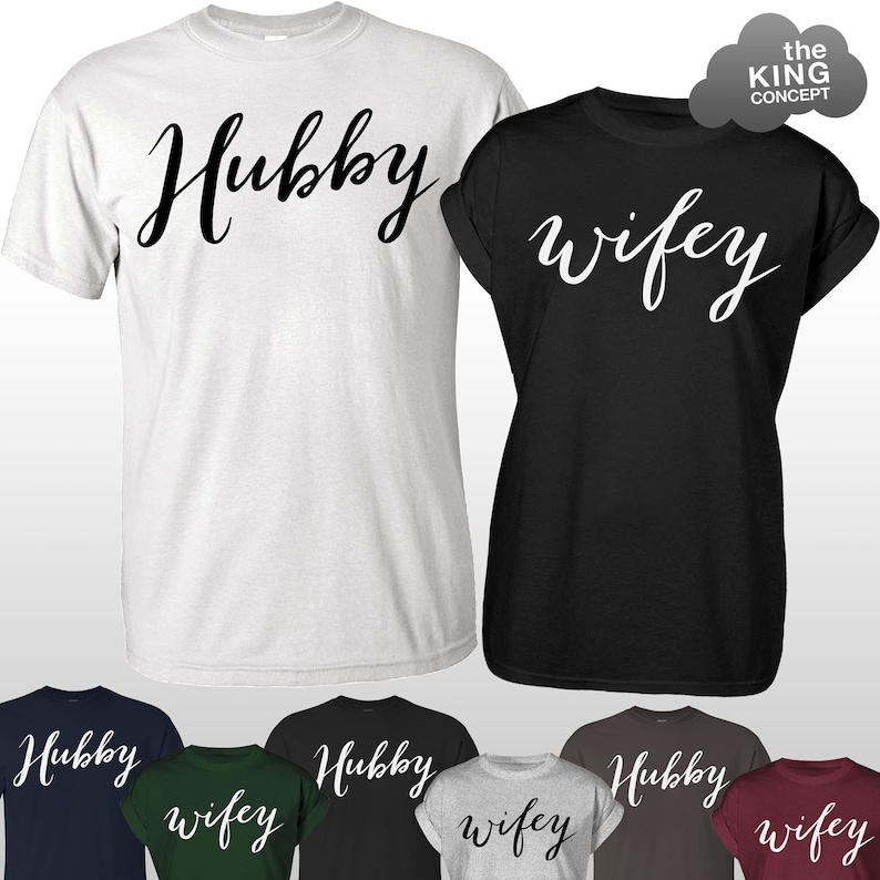 Może przedstawiać: Dwie koszulki z napisami "Hubby" i "Wifey" w ozdobnym, pochylonym kroju pisma. Koszulki są w r&oacute;żnych kolorach, w tym białym, czarnym, zielonym, szarym, brązowym i bordowym.