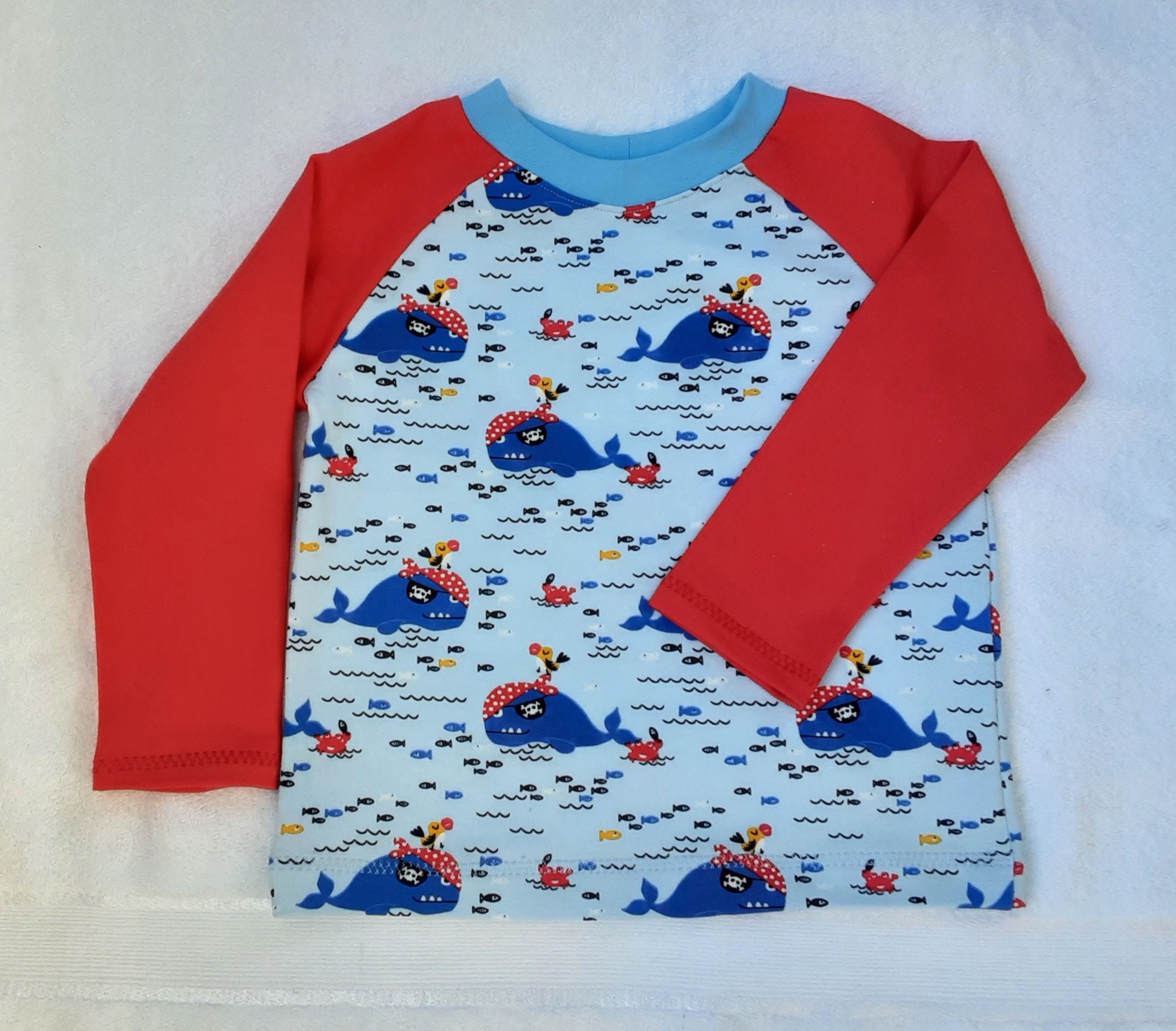 Very pretty shirt with lots of sharks made of French Terry (unbrushed sweat)! Clothing