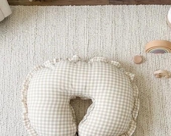 Op maat gemaakte kussensloop voor babykamer met geborduurde naam