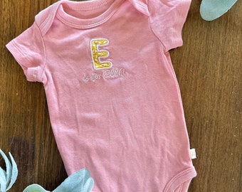 Gepersonaliseerde baby onesie naam geborduurde onesie of kleding met geborduurde naam. kindercadeaus. gepersonaliseerde kinderkleding