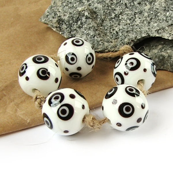 Fabriqué sur commande 5 pcs 17 mm, grosse perle blanche avec point noir, perles rondes en verre faites main, verre de Murano, perles à pois