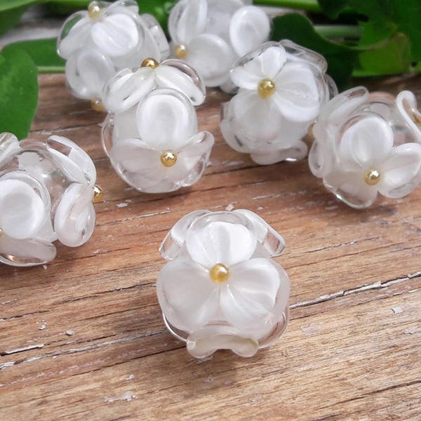 Cuentas de vidrio soplado hechas a pedido Flores blancas, Cuentas de vidrio soplado, Cuentas de vidrio hechas a mano, Cuentas de Murano, Cuentas florales artesanales por cuenta