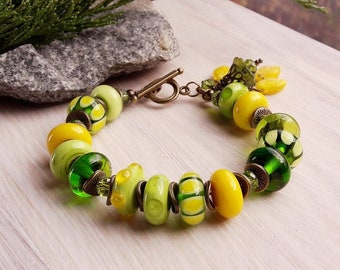 Op bestelling gemaakt Groen gele armband met glazen lampwork kralen, romantische lente sieraden, kunst glazen kralen armband, zomer elven armband