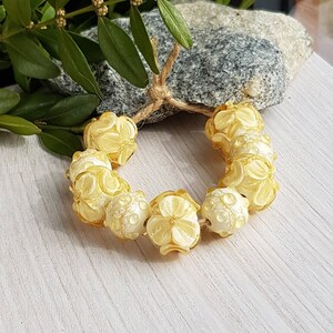 9 Stück elfenbeinfarbene Glasperlen mit Blumen und Punkten, Perlenset für Hochzeit
