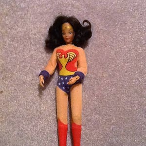 Rare 1972 et 1999 Barbie comme Wonder Woman Collector Doll