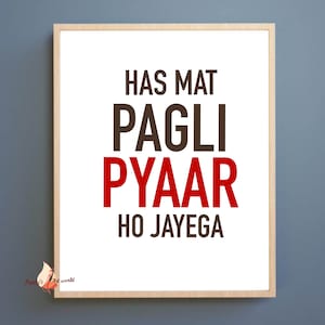 Könnte beinhalten: Gerahmter Druck mit dem Text "HAS MAT PAGLI PYAAR HO JAYEGA" in Braun und Rot auf weißem Hintergrund. Der Rahmen ist helles Holz, vor einer blau-grauen Wand. Der Text ist fett gedruckt.