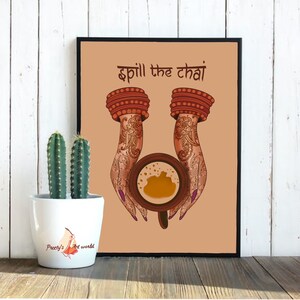 Puede incluir: Una impresi&oacute;n art&iacute;stica enmarcada con una ilustraci&oacute;n de manos sosteniendo una taza de chai. Las manos est&aacute;n adornadas con henna y brazaletes. El texto "Spill the Chai" est&aacute; en la parte superior. Un cactus en una maceta blanca est&aacute; a la izquierda.