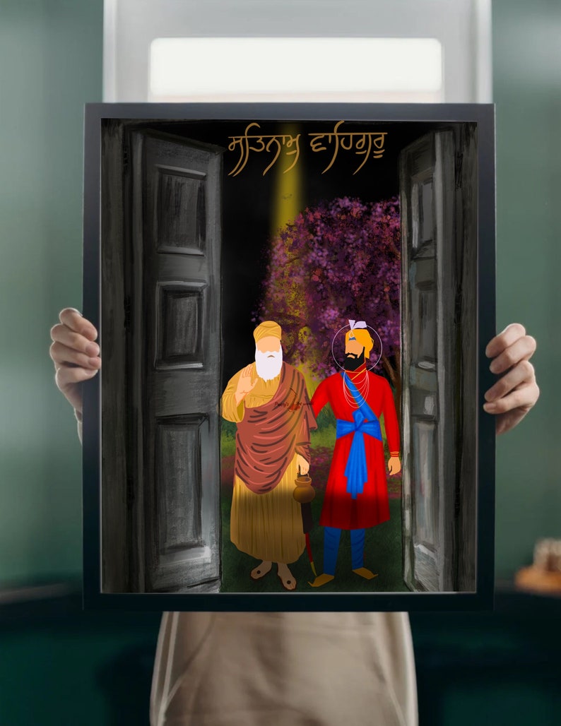 Pu&ograve; includere: Un dipinto che raffigura due figure in piedi in un portale. Le figure indossano abiti tradizionali e hanno lunghe barbe. Il portale &egrave; aperto e dietro di loro c'&egrave; un albero con fiori viola. Il testo sopra il portale recita "ਮਨੁੱਖ ਦਾ ਹਰਿ ਹਰਿ"