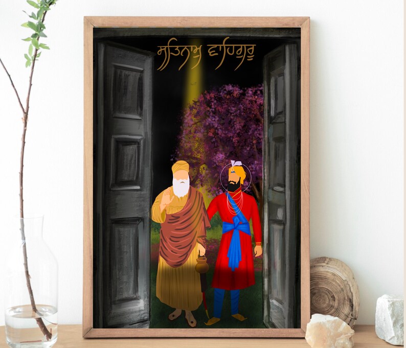 Pu&ograve; includere: Un'illustrazione incorniciata di due uomini in abiti tradizionali Sikh in piedi davanti a una porta. Il testo "ਮਨੁੱਖ ਦਾ ਹਰਿਮੰਦਰ" &egrave; scritto in scrittura gurmukhi nella parte superiore dell'immagine.