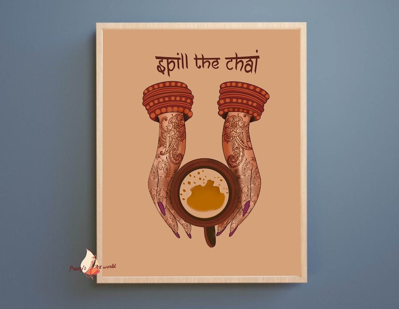 Puede incluir: Impresi&oacute;n art&iacute;stica enmarcada con la frase "Spill the chai". La imagen muestra manos adornadas con henna y brazaletes sosteniendo una taza de chai. El fondo es de color melocot&oacute;n. La impresi&oacute;n est&aacute; en un marco de madera.