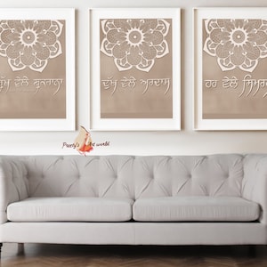Puede incluir: Tres impresiones enmarcadas con diseños de mandalas blancos y fondos marrones. El texto de cada impresión está en escritura Gurmukhi. El texto de la primera impresión dice "ਮੁਖ ਏਕੁ ਕਰਤਾ", el texto de la segunda impresión dice "ਤੂੰ ਏਕੁ ਅਗਮ" y el texto de la tercera impresión dice "ਕਰਨ ਏਕੁ ਸਿਮਰਨ".