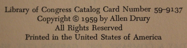 Op de afbeelding: Library of Congress Catalog Card Number 59-9137. Copyright &copy; 1959 by Allen Drury. Alle rechten voorbehouden. Gedrukt in de Verenigde Staten van Amerika.