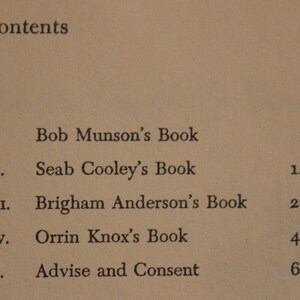 Op de afbeelding: Een zwart-wit afbeelding van de inhoudsopgave van een boek. Het boek is verdeeld in vijf delen, met titels en paginanummers voor elk deel. De titels zijn "Bob Munson's Book", "Seab Cooley's Book", "Brigham Anderson's Book", "Orrin Knox's Book" en "Advise and Consent".