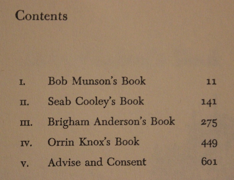 Op de afbeelding: Een zwart-wit afbeelding van de inhoudsopgave van een boek. Het boek is verdeeld in vijf delen, met titels en paginanummers voor elk deel. De titels zijn "Bob Munson's Book", "Seab Cooley's Book", "Brigham Anderson's Book", "Orrin Knox's Book" en "Advise and Consent".