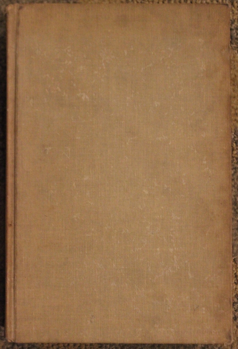 Op de afbeelding: Een bruin boek met een textuur-omslag. Het boek is licht beschadigd en heeft een paar kleine krassen.