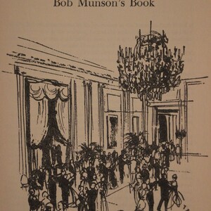 Op de afbeelding: Een zwart-witte illustratie van een grote ruimte met een kroonluchter die aan het plafond hangt. De ruimte is gevuld met mensen die dansen en socializen. De tekst "One" en "Bob Munson's Book" is zichtbaar bovenaan de afbeelding.