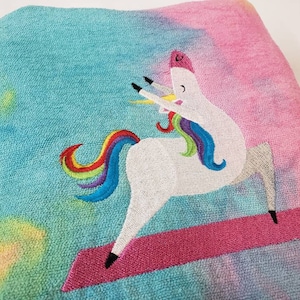 Unicorno arcobaleno che fa yoga Tappetino/asciugamano da yoga con impugnatura antiscivolo nella parte inferiore