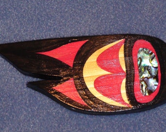 I Tlingit realizzavano spille intagliate con ali di corvo/aquila.