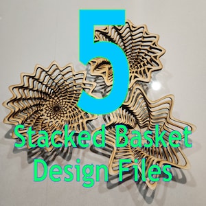 Puede incluir: Cinco cestas de madera apiladas con un diseño en espiral. Las cestas están hechas de finas tiras de madera y están dispuestas en espiral. El texto "Stacked Basket Design Files" está escrito debajo de las cestas.