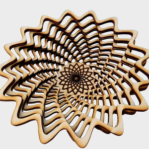 Puede incluir: Un cuenco de madera con un diseño en espiral. El cuenco está hecho de finas tiras de madera que se entrelazan para crear un patrón de remolino.