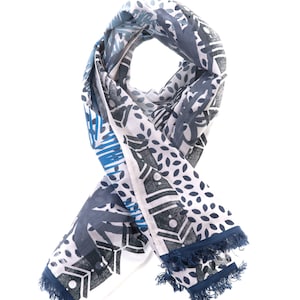 Marine und weißer Baumwollschal mit tropischen Blättern