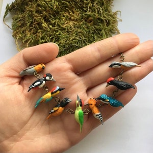 Colar com passarinhos, joias fofas com passarinhos, joias de argila polimérica, contas de passarinhos feitas à mão, colar colorido, passarinhos em miniatura
