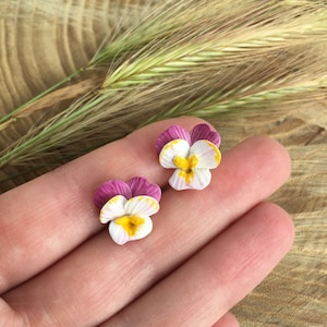 Stiefmütterchen Blume Ohrstecker, Florale Ohrringe, Stiefmütterchen Ohrringe, Realistische Blume Ohrringe, Stiefmütterchen Schmuck