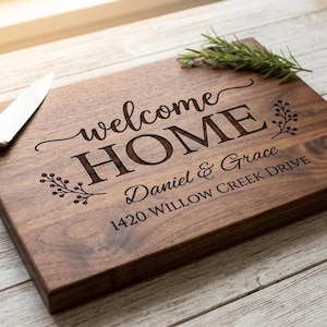 Cartel de bienvenida a casa, recortado personalizado con el nombre y la dirección de la familia.