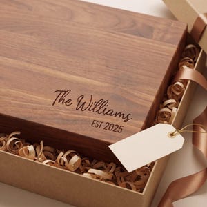 Tabla de cortar personalizada, de nogal con nombre personalizado para bodas y aniversarios.