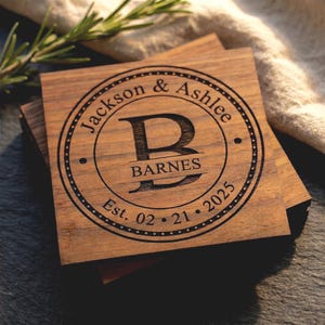 Juego de posavasos de madera personalizados, grabados a medida para parejas.